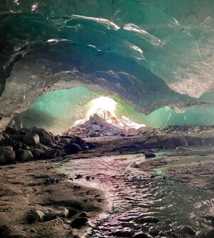 Glaciar universidad ice caves
